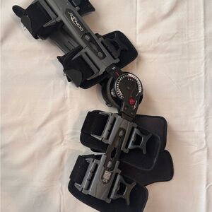 Knee Brace with Adjustable Dial